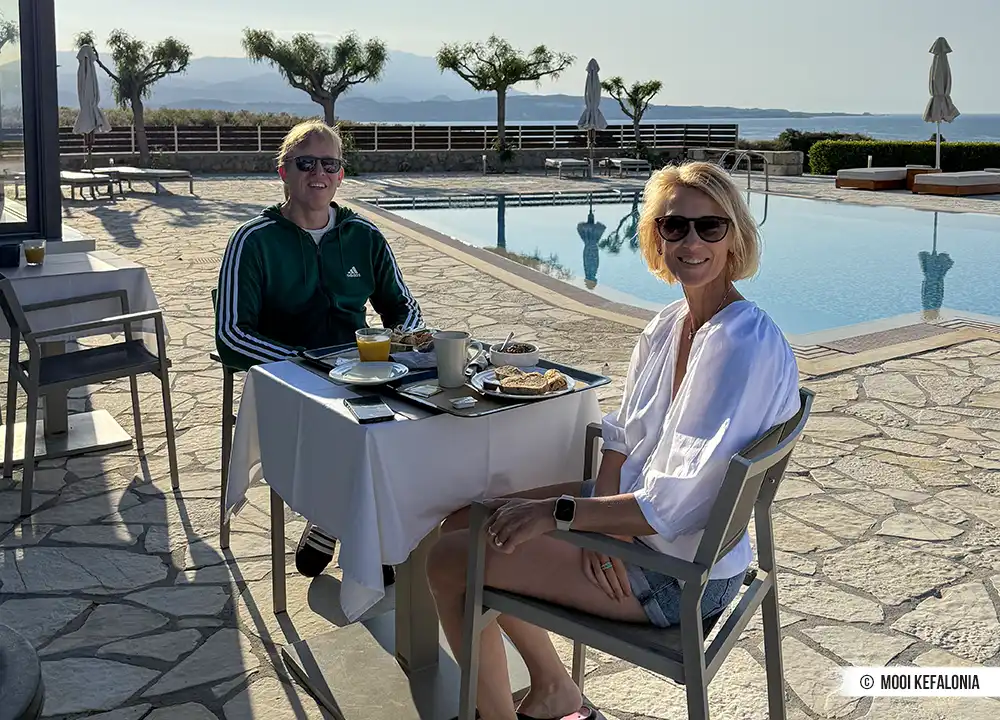 Ontbijt bij het zwembad van Tramonto Suites